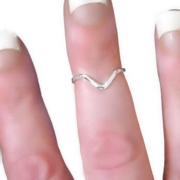 Cute 925 sterling silver textured v-shaped chevron midi knuckle or toe ring - Picture 2 of 9